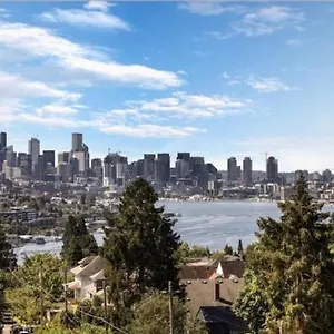 Holiday home Rooftop Patio With Waterview, Private Garden & Grill 3br 3ba- Modern Cityscape